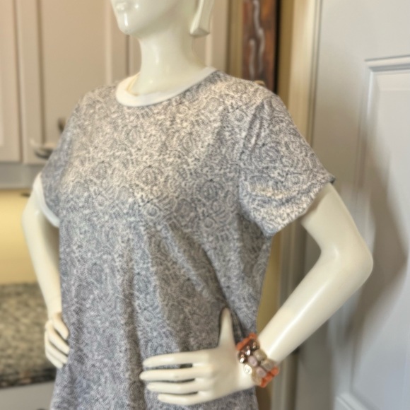 Comfortable cotton tshirt Goes great with leggings and skinny pants or jeans - Picture 2 of 5